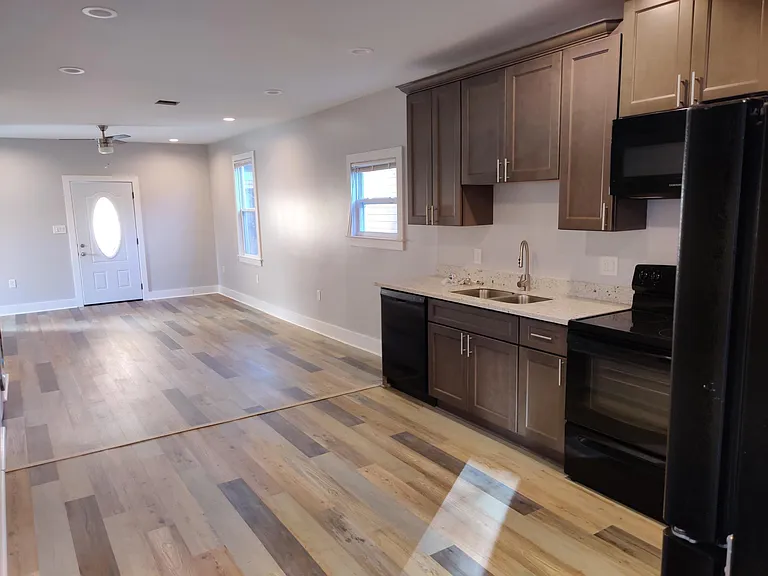 704 N Rendon St — Photo 6