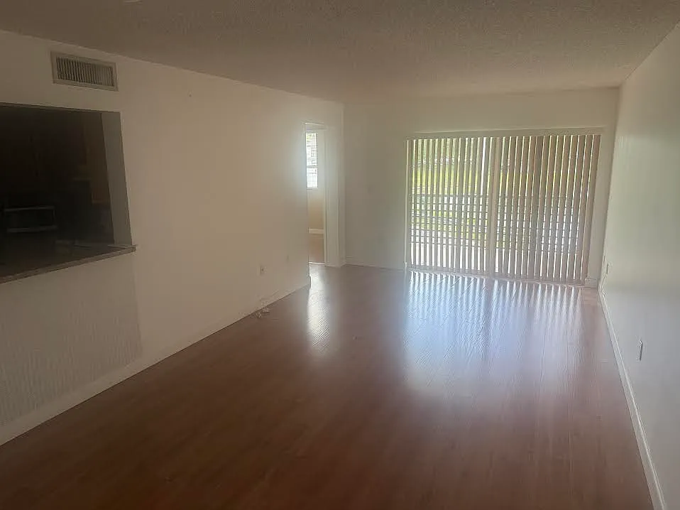 2 bed, 933 sqft, $2,150 — Photo 3