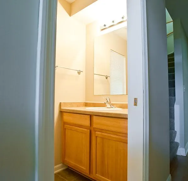 3255 N Oakland Ave #UPPER — Photo 9