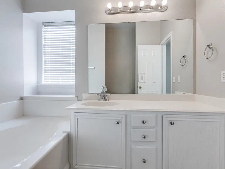 704 Fleming Dr — Photo 3