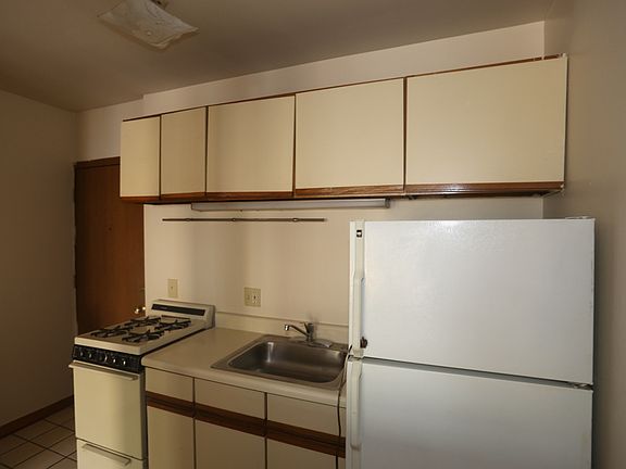 3rd image of 815 W Cornelia Ave #201
