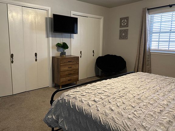 King bed with 32 inch smart tv