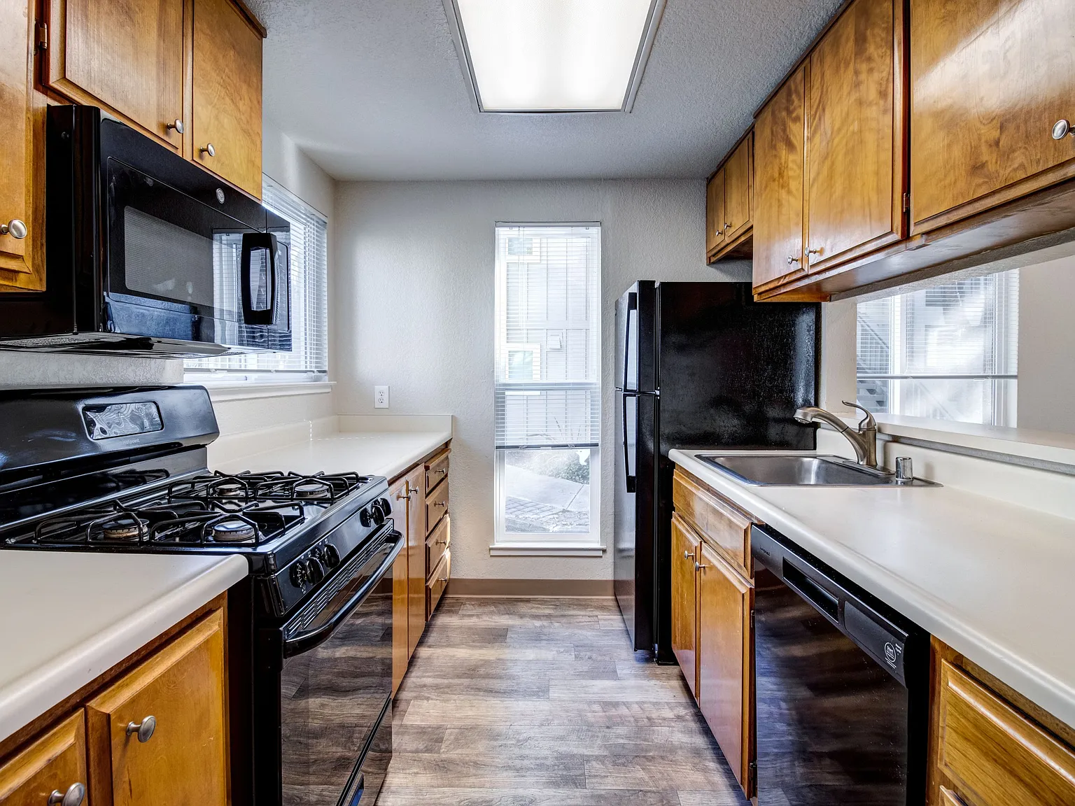Round Hill Creek Apartments — Photo 2
