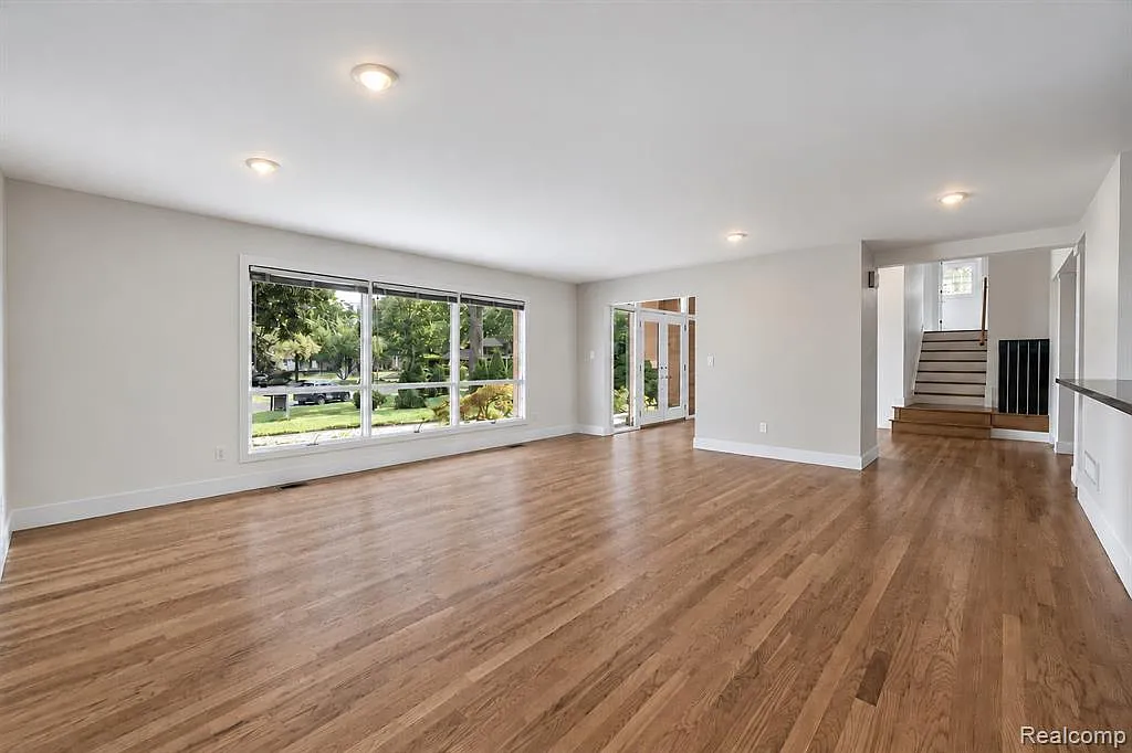 4 bed, 3.5 bath, 4401 sqft, $7,975 — Photo 2