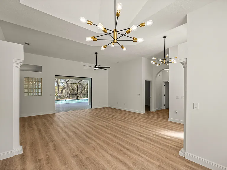 315 E Reehill St — Photo 10