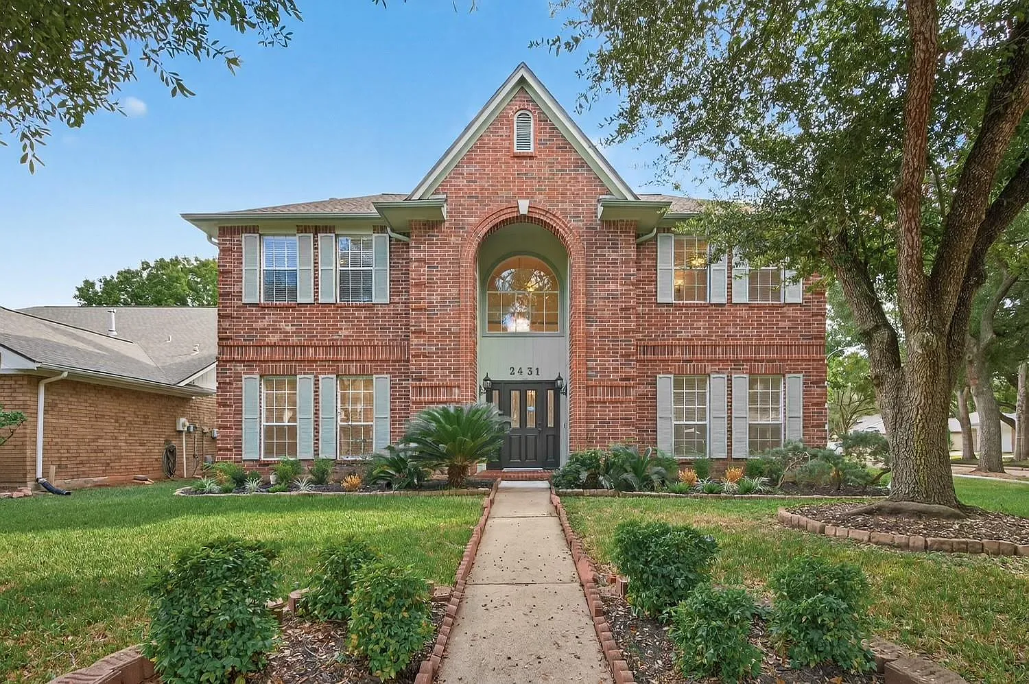 4 bed, 2.5 bath, 2922 sqft, $3,000 — Photo 1