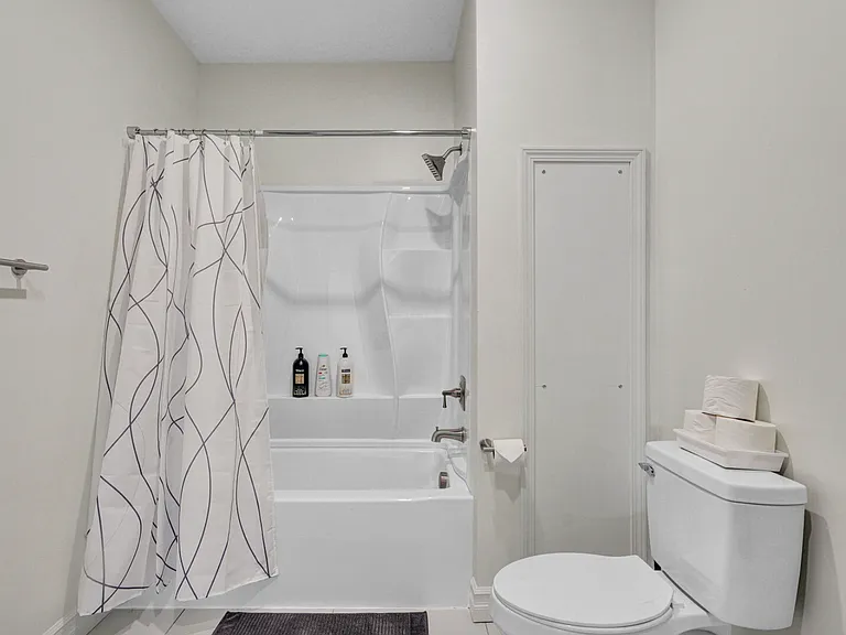 507 Niagara Apartments — Photo 17