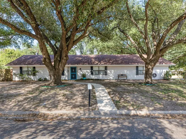 712 E 16th St, Cameron, TX 76520