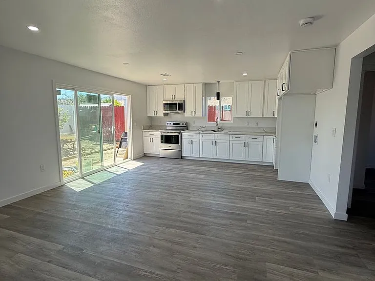 1758 Wallace St #B — Photo 2