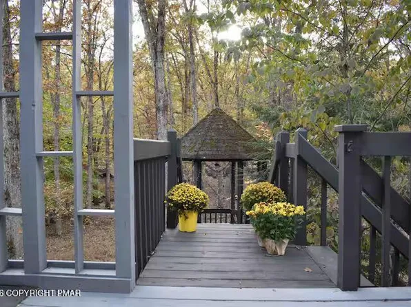 275 Canterbury Rd, Bushkill, PA 18324