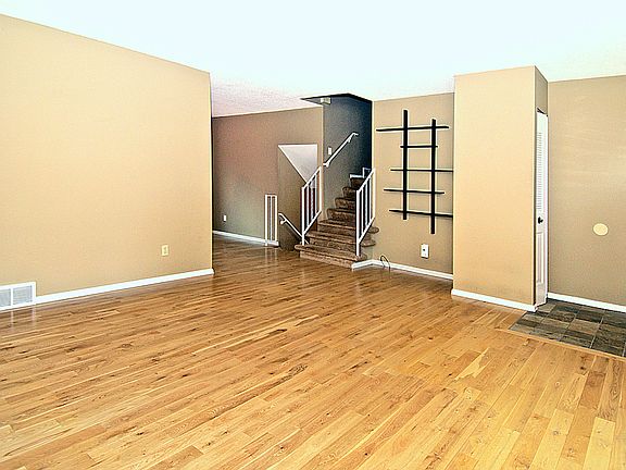 4th image of 821 W Oak Ct