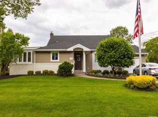 998 Aberdeen Rd, Bay Shore, NY 11706