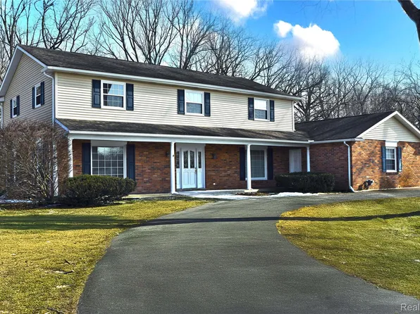 9693 Burning Tree Dr, Grand Blanc, MI 48439