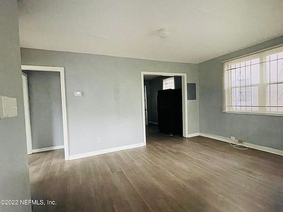 3rd image of 2753 DARROW Street