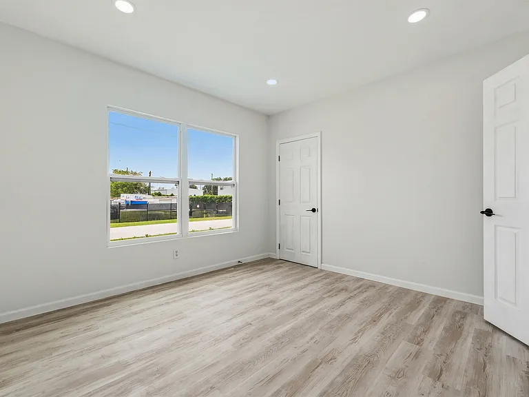 1566 NW 9th Ave — Photo 20