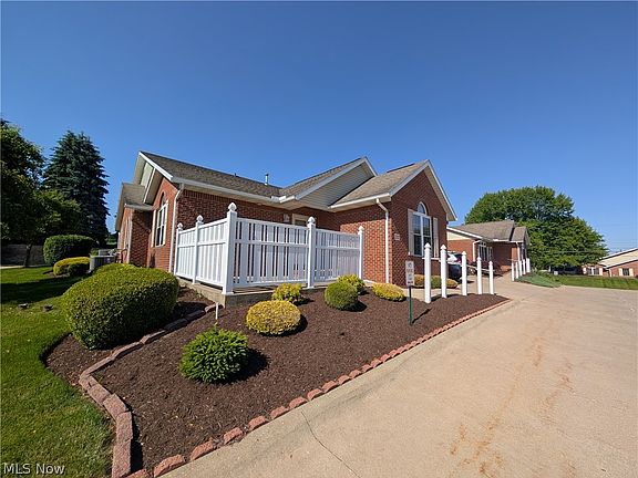 2nd image of 202 Greenbriar Ln