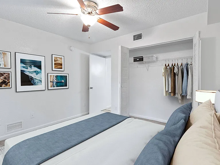 Taylor Pointe Apartments — Photo 31