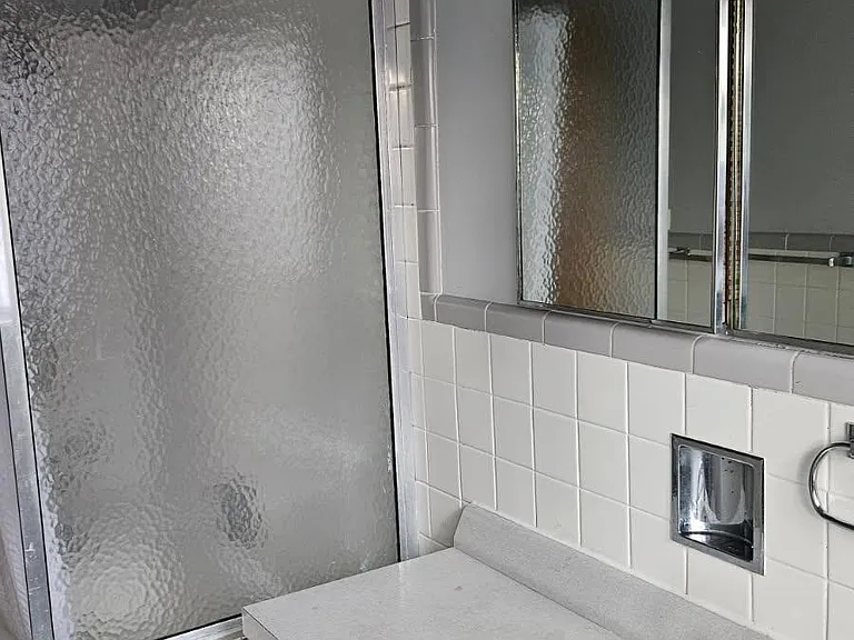 Full Bathroom (North)