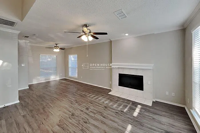 3 bed, 2.5 bath, 1755 sqft, $2,575 — Photo 3