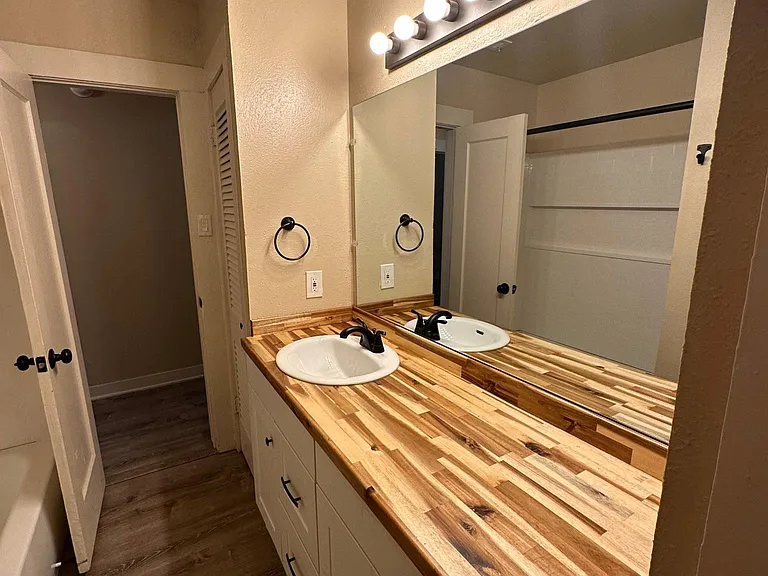 1213 W Walker St — Photo 33
