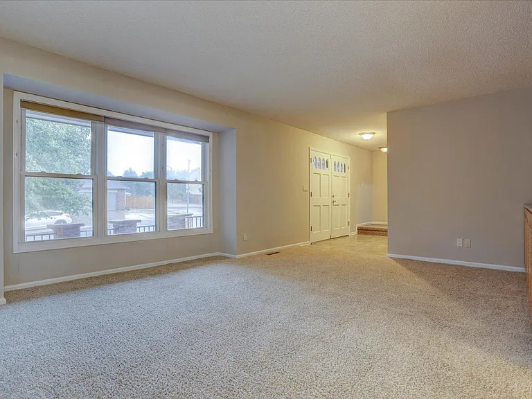 10701 Hobbit Ln — Photo 11
