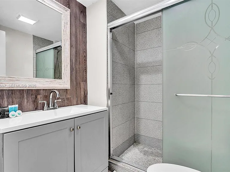 10004 E Bay Harbor Dr #5 — Photo 18