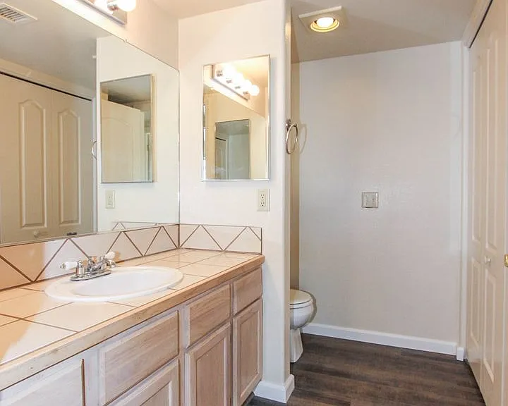 3249 N Hedgewood Dr — Photo 6