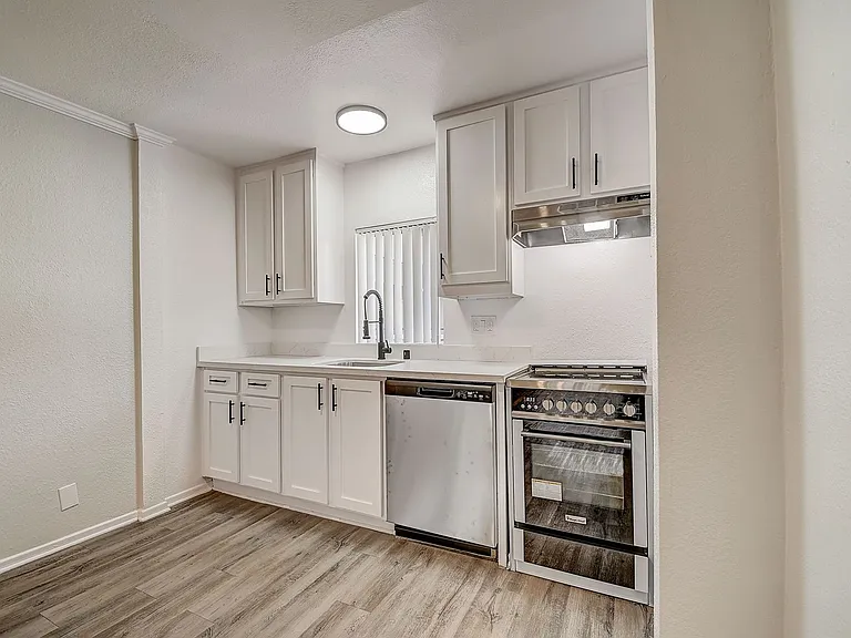 14900 Moorpark Street — Photo 10