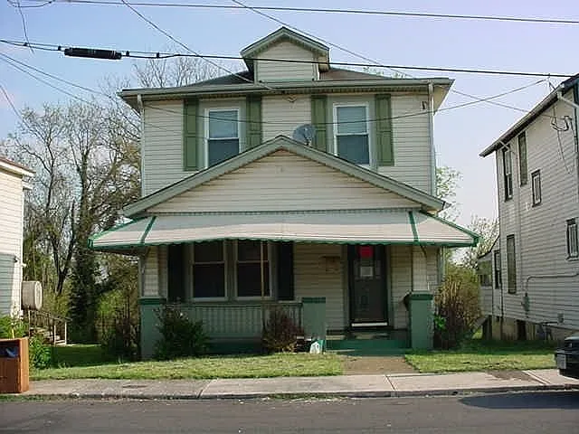 2011 Poplar St photo 1
