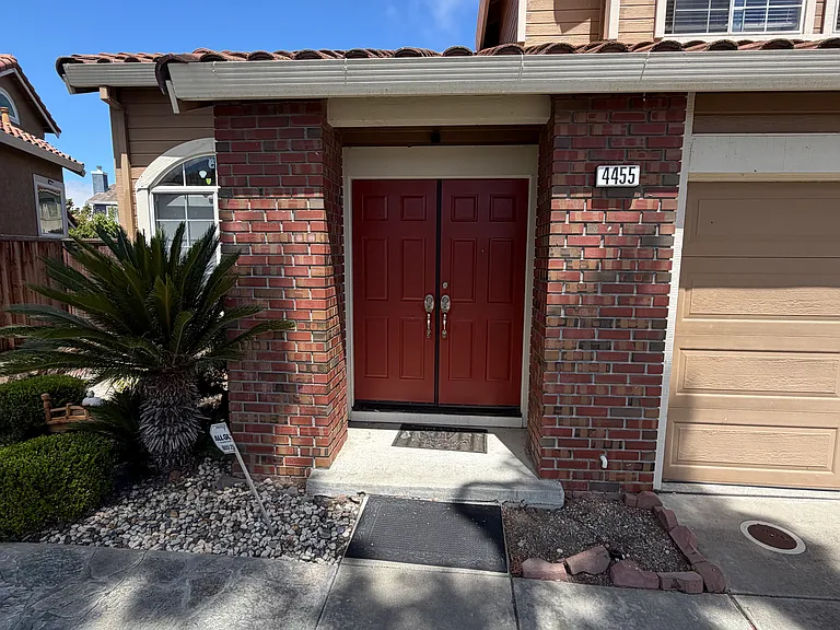 4455 Lagoon Ct — Photo 2