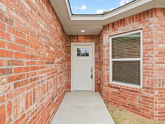 4th image of 220 E Abbot Ln