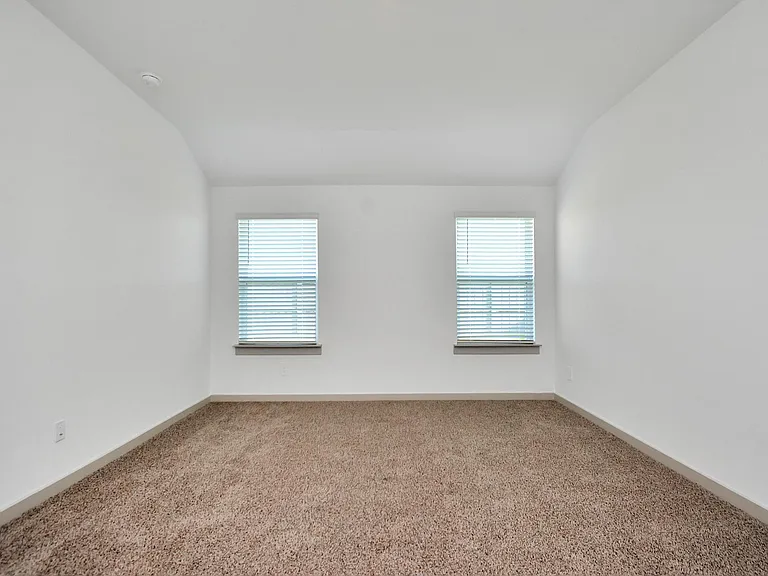 1114 Hughes Crossing Dr — Photo 17