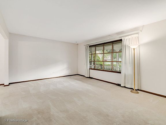 5th image of 724 Hitchcock Ave