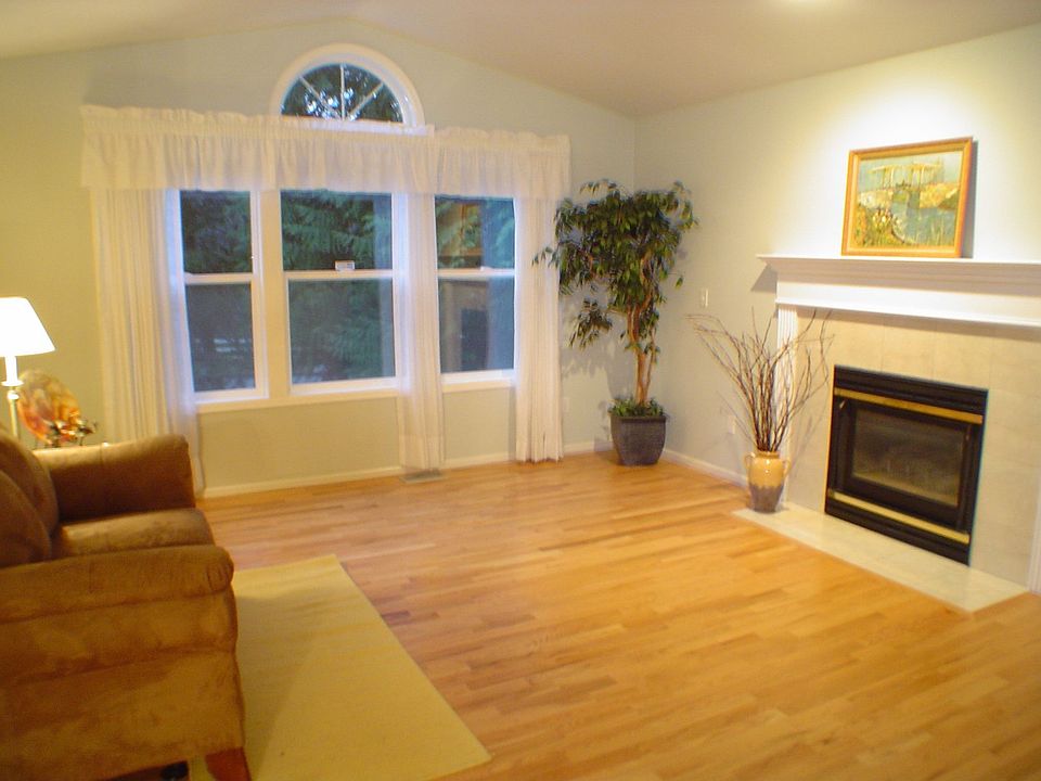 vaulted living room w/gas frpl