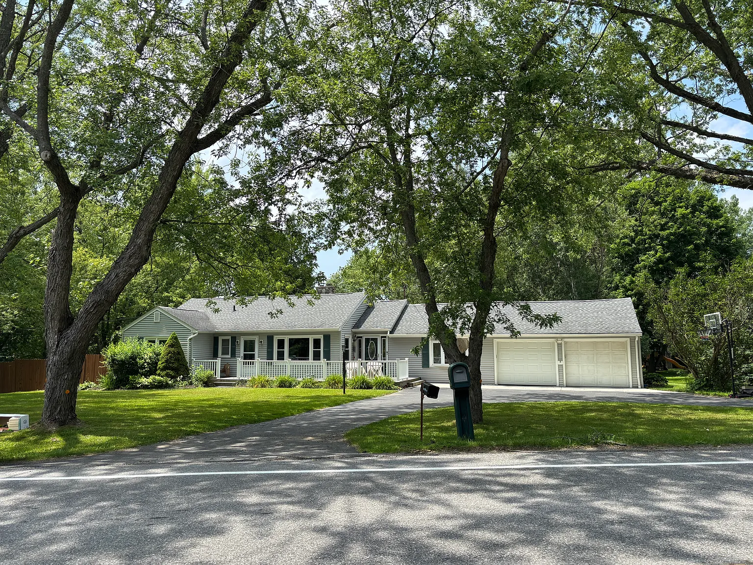 3 bed, 1.5 bath, 1596 sqft, $2,500 — Photo 2