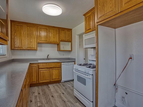 3rd image of 923 Joann St