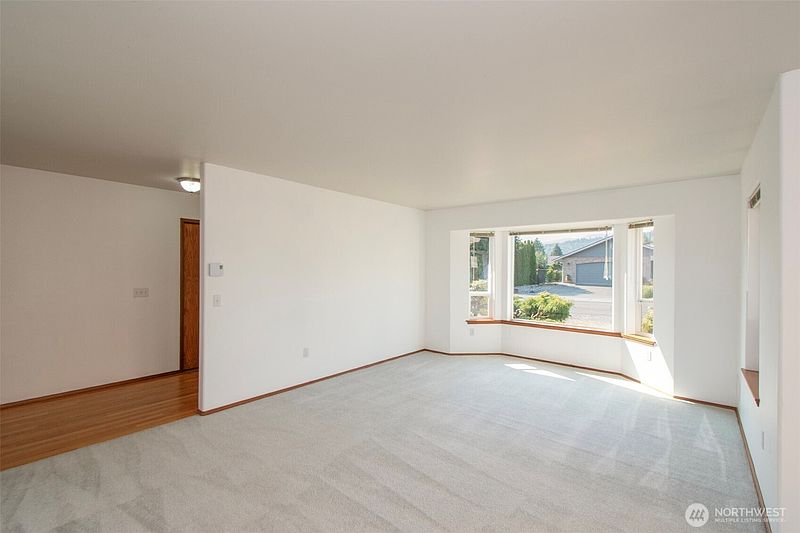 4th image of 942 E Willow Street