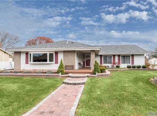 3 Bovie Ct, Holbrook, NY 11741