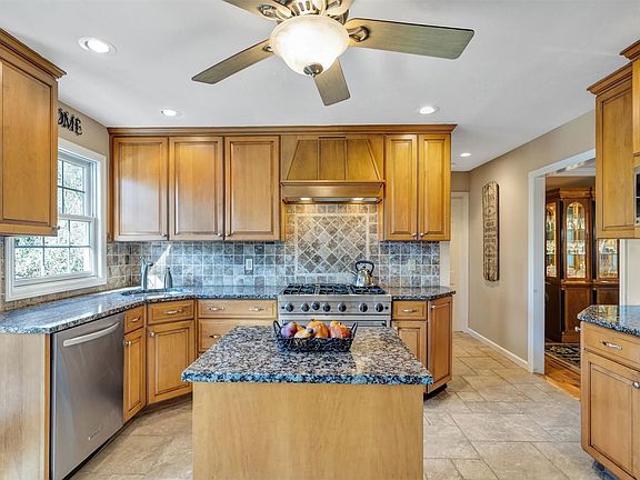 5th image of F52 Linda Ln W