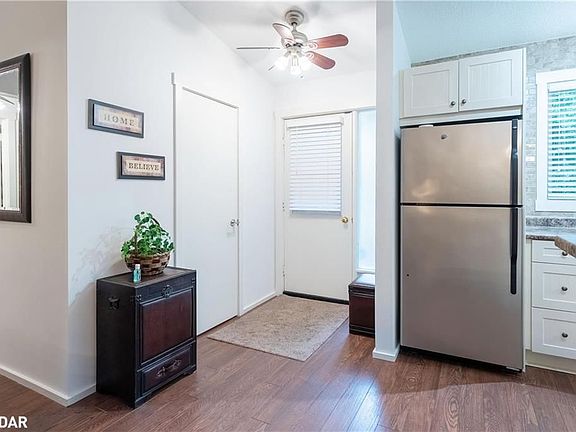 3rd image of 208 Escarpment Cres