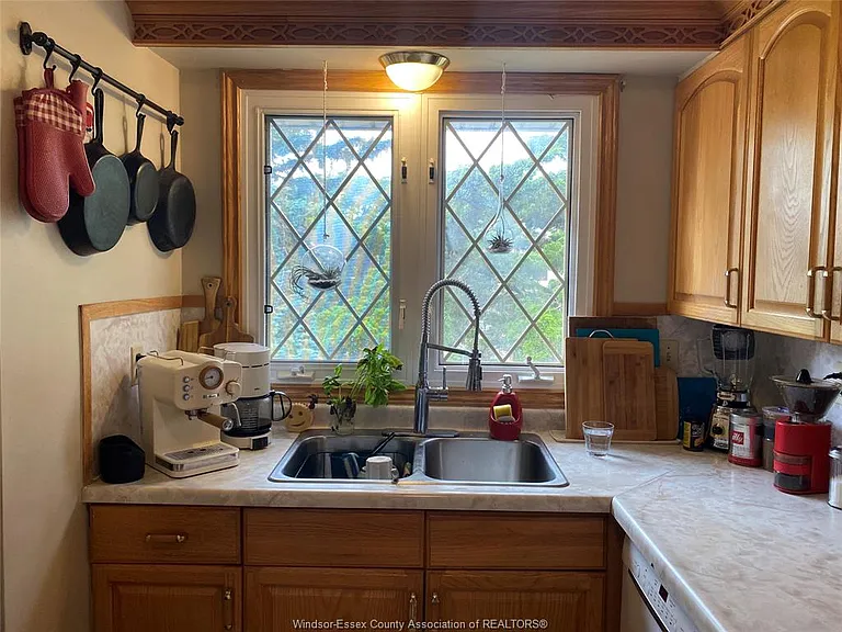 1389 Victoria Ave — Photo 3