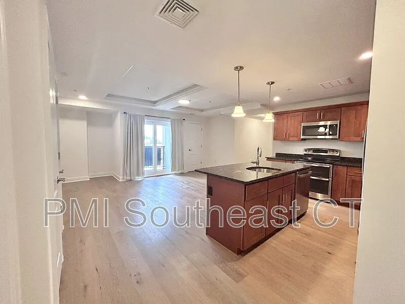 1 bed, 1.0 bath, 955 sqft, $1,900 — Photo 3