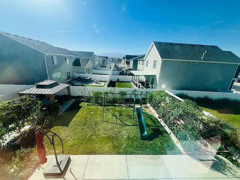 483 N Commodore Ln — Photo 28