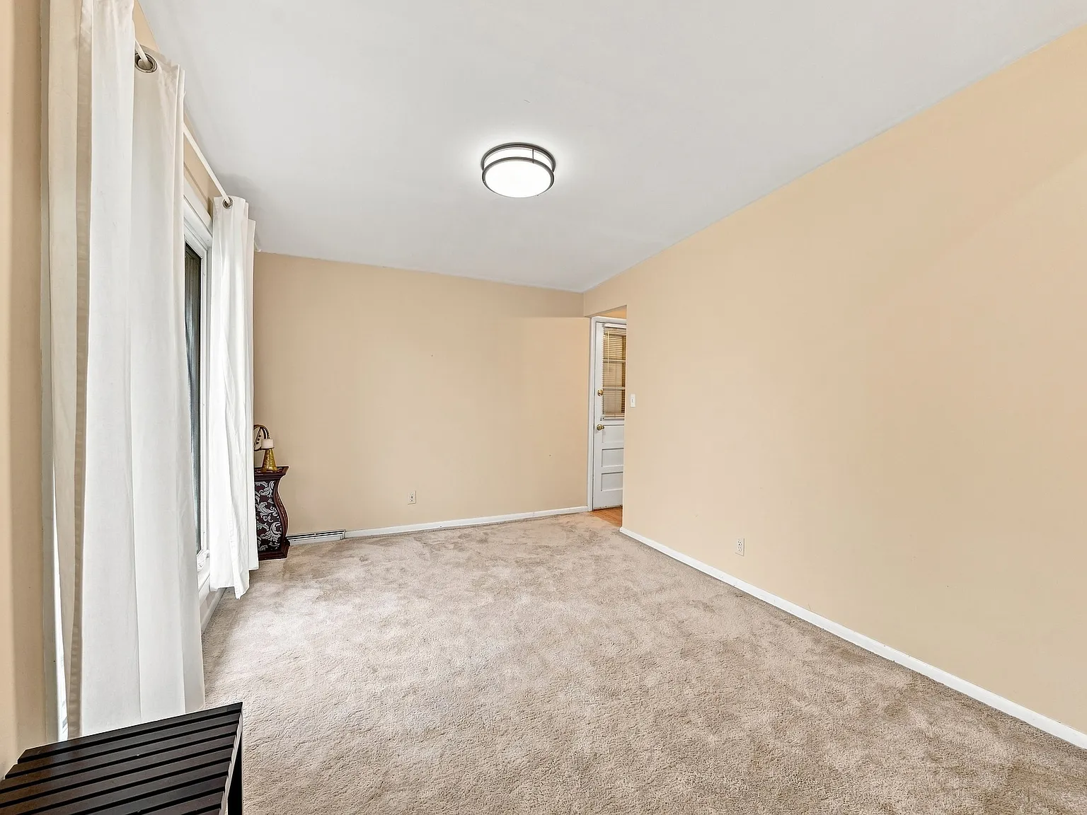 3 bed, 1.5 bath, 2468 sqft, $2,300 — Photo 3