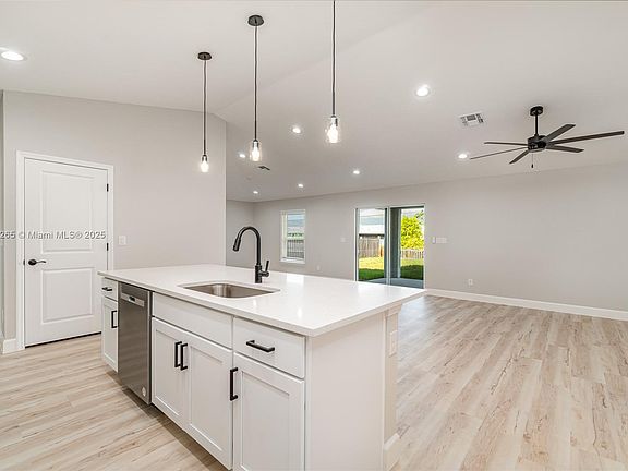 3rd image of 25147 Alcazar Dr