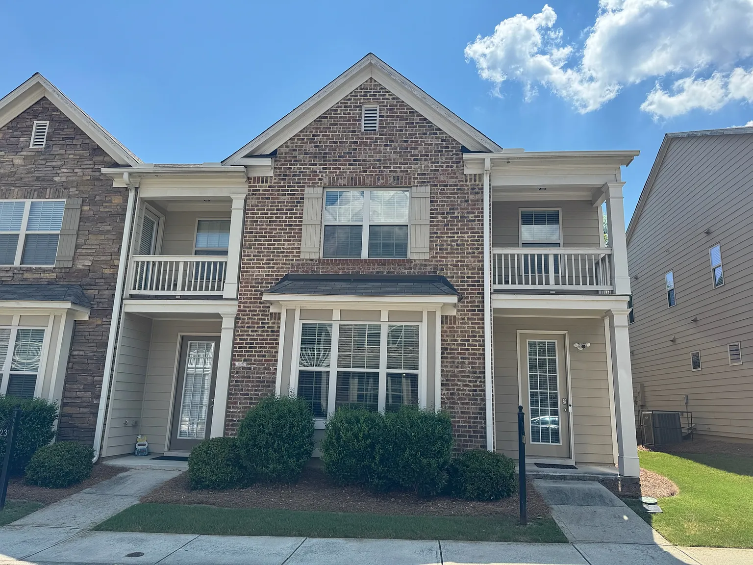3 bed, 2.5 bath, 1985 sqft, $2,395 — Photo 2