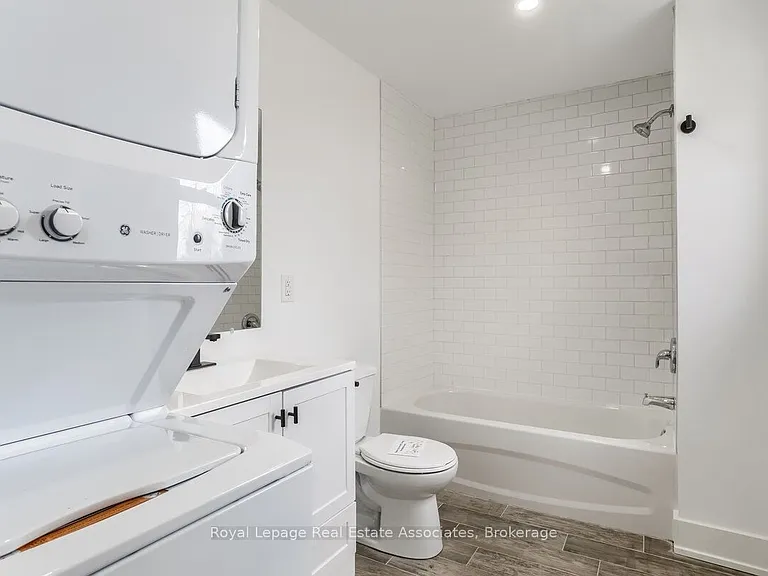 39 Welland Ave S #2 — Photo 8