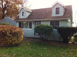 13 Oak St, Port Barrington, IL 60010