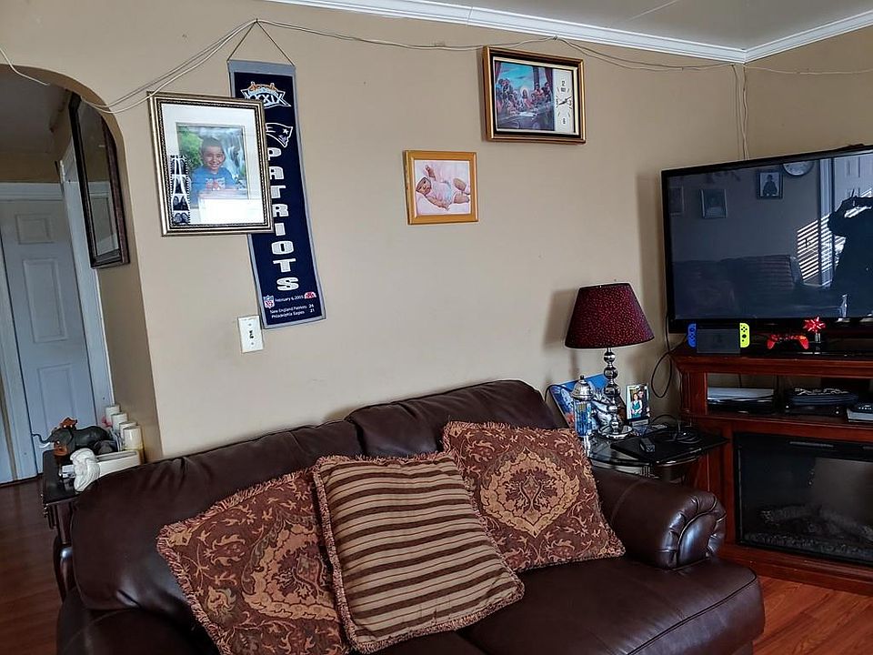 2nd image of 60 Windsor St