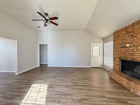 3rd image of 3101 Hillcrest Dr